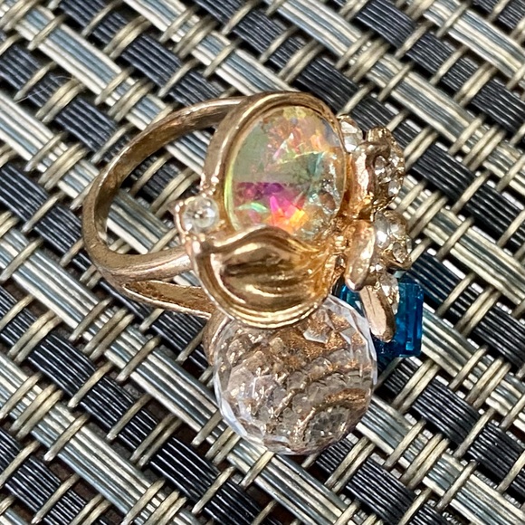 Beautiful Vintage Cluster Flower Ring with Blue and Clear Crystals (size 6.5) - Picture 6 of 13